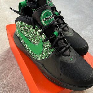 Nike NIB Kids Team Hustle Basketball Sneakers Size 6